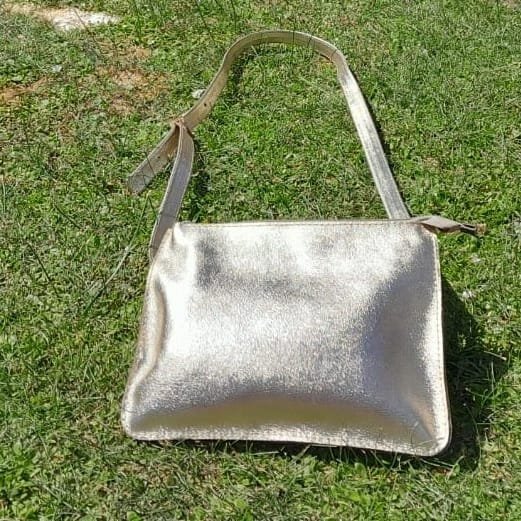 Cartera de cuero plateada brillante